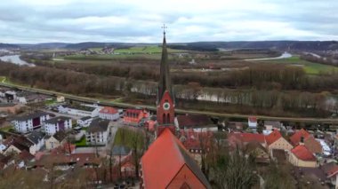 Almanya 'nın sonbahar veya kış aylarında Kelheim' ın Aşağı Bavyera ilçesine bağlı Bad Abbach 'taki Roma Katolik kilisesi. Kath. Kirche St. Nikolaus auf Burgberg Luftbild. 