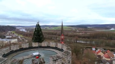 Almanya 'nın sonbahar veya kış aylarında Kelheim' ın Aşağı Bavyera ilçesine bağlı Bad Abbach 'taki Roma Katolik kilisesi. Kath. Kirche St. Nikolaus auf Burgberg Luftbild. 