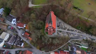 Almanya 'nın sonbahar veya kış aylarında Kelheim' ın Aşağı Bavyera ilçesine bağlı Bad Abbach 'taki Roma Katolik kilisesi. Kath. Kirche St. Nikolaus auf Burgberg Luftbild. 