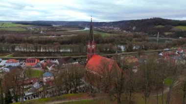 Almanya 'nın sonbahar veya kış aylarında Kelheim' ın Aşağı Bavyera ilçesine bağlı Bad Abbach 'taki Roma Katolik kilisesi. Kath. Kirche St. Nikolaus auf Burgberg Luftbild. 