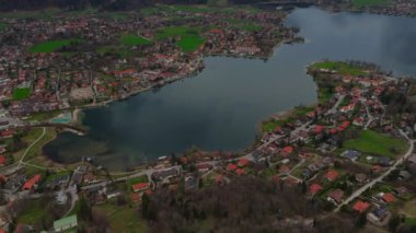 Bayern 'deki Urlaub am Tegernsee, Deutschland im Fruehling. Luftaufnahme vom Tegernsee See. Tegernsee İlkbaharda Bavyera 'da dağ manzaralı ve resimli köylü bir alp gölü. 