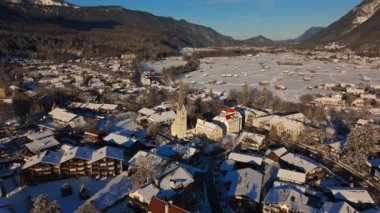 Garmisch-Partenkirchen 'deki Alte Pfarrkirche St. Martin, Deutschland Luftaufnahme im Winter. Eski Kilise ya da Die Alte Kirche, Almanya 'nın kışın hava manzaralı tarihi simgesidir. Kirchturm Luftbildansicht