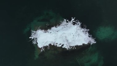Grainau bei Garmisch-Partenkirchen 'de Badersee kleiner Bergsee, Deutschland Luftaufnahme im Winter. Greinau 'daki dağ gölü. Zümrüt yeşilinden kristal berrak su. Kışın hava manzarası.. 