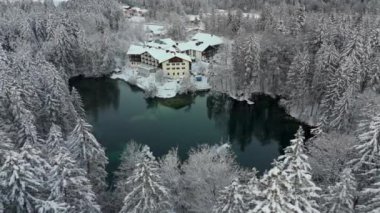 Grainau bei Garmisch-Partenkirchen 'de Badersee kleiner Bergsee, Deutschland Luftaufnahme im Winter. Greinau 'daki dağ gölü. Zümrüt yeşilinden kristal berrak su. Kışın hava manzarası.. 