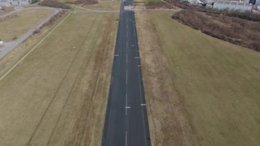 Münih, Almanya Landschaftspark Hachinger Tal. Fliegerhorst Neubiberg ist ein ehemaliger Fliegerhorst in Suden von Munchen. Flugplatz Munchen Sud Luftaufnahme. Park Münih 'te kapalı bir havaalanı. Pist. 