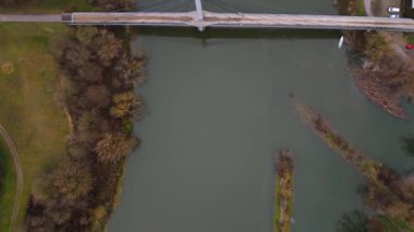 Bavyera 'daki Bad Abbach' ın çarpıcı hava manzarası, güzel kırsal bölgeler, büyüleyici köyler ve ikonik Donauebrucke ile çevrili sakin Tuna Nehri 'ni gözler önüne seriyor. Doğayla mühendisliğin mükemmel karışımı. 
