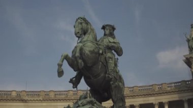 Bronz heykel Prens Eugene Binicilik Heykeli Prinz Eugen Reiterdenkmal, Heldenplatz, Wien, Viyana, Avusturya Cumhuriyeti. Prens Eugene, Avusturya Heldenplatz 'daki bronz binicilik heykeli.. 