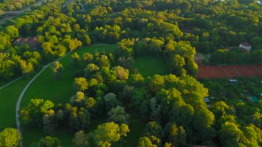 English Garden, Almanya, Bavyera, Münih 'te yaz aylarında günbatımında dünyanın en büyük şehir parklarından biridir. Der Englische Garten, Munchen Deutschland Luftaufnahme im Sommer 'de. 
