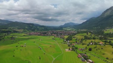 Yazın Obersdorf, Bavyera, Almanya 'nın hava manzarası. Bayern Deutschland Luftaufnahme im Sommer 'den Oberstdorf, Markt. Urlaub, Oberstdorf im Allgau 'da. Alplerde yürüyüş köyü ve kış sporları merkezi. 