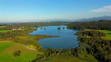 Seehamer, Bayern 'de, Deutschland Luftbild im Sommer' de. Almanya, Bavyera 'da yaz mevsiminde Seehamer Gölü' nün hava manzarası güneşlidir. Almanya 'da doğa ve doğa kaynakları teması. Peyzaj haftsschutzgebiet. 
