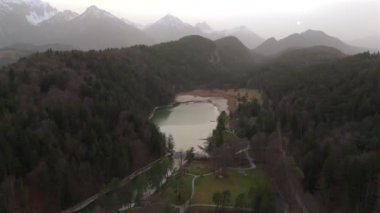Obersee und Mittersee bei Bad Faulenbach in Fuessen, Deutschland Luftaufnahme. Urlaub im Allgaeu. Oberseebad Bad Faulenbach Fussen, Almanya 'da ilkbahar sisinde hava manzarası. 