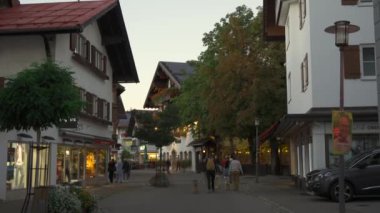 20 Eylül 2023. Oberstdorf, Allgaeuer Alpleri, Allgaeu, Bavyera, Almanya. İnsanlar Güney Deutschland 'daki Bavyera Alpleri' nde küçük bir kasabada dolaşıyorlar. Şehir merkezinde Oberstdorf 'tan ziyaretçiler ve turistler. 