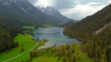 Hintersteiner, Avusturya 'da Kufstein kasabası yakınlarındaki dağ gölüne bakınız. Yazın gün batımında bulutlu havada hava manzarası. Hintersteiner. Oesterreich 'te Nahe der Stadt Kufstein Luftaufnahme' de bakın.. 