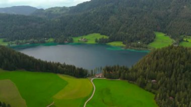 Hintersteiner, Avusturya 'da Kufstein kasabası yakınlarındaki dağ gölüne bakınız. Yazın gün batımında bulutlu havada hava manzarası. Hintersteiner. Oesterreich 'te Nahe der Stadt Kufstein Luftaufnahme' de bakın.. 