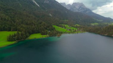 Hintersteiner, Avusturya 'da Kufstein kasabası yakınlarındaki dağ gölüne bakınız. Yazın gün batımında bulutlu havada hava manzarası. Hintersteiner. Oesterreich 'te Nahe der Stadt Kufstein Luftaufnahme' de bakın.. 