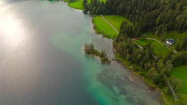 Hintersteiner, Avusturya 'da Kufstein kasabası yakınlarındaki dağ gölüne bakınız. Yazın gün batımında bulutlu havada hava manzarası. Hintersteiner. Oesterreich 'te Nahe der Stadt Kufstein Luftaufnahme' de bakın.. 