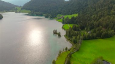 Hintersteiner, Avusturya 'da Kufstein kasabası yakınlarındaki dağ gölüne bakınız. Yazın gün batımında bulutlu havada hava manzarası. Hintersteiner. Oesterreich 'te Nahe der Stadt Kufstein Luftaufnahme' de bakın.. 
