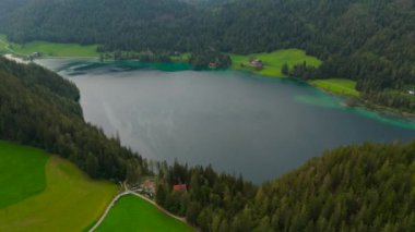 Hintersteiner, Avusturya 'da Kufstein kasabası yakınlarındaki dağ gölüne bakınız. Yazın gün batımında bulutlu havada hava manzarası. Hintersteiner. Oesterreich 'te Nahe der Stadt Kufstein Luftaufnahme' de bakın.. 