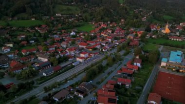 Almanya, Bavyera 'daki Schliersee istasyonundaki Bayerischen Oberlandbahn Zug' un hava manzarası. Modern trenler, tren rayları ve Miesbach bölgesinde büyüleyici bir Bavyera kasabası olan yaz manzarası.. 