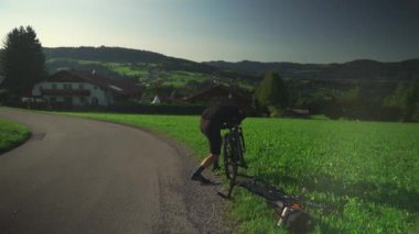 Erkek bisikletçi Almanya 'daki Bavyera dağlarında sürerken bisikletini tamir eder. Bisikletçi Avrupa 'da dağ bölgesinde seyahat ederken E motorunu ayarlar. Bisiklet yolculuk sırasında bozuldu. Bisiklet Bakımı