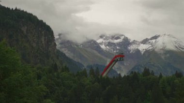 Almanya 'nın Stillachtal Vadisi Bavyera' da Oberstdorf 'a bağlı Allgau köyü yakınlarındaki Heini-Klopfer kayak manzarası. Oberstdorf, Skiflugschanze mit Freibergsee. Heini Klopfer Skifly atlayışı. Kayak atlayışı Freibergsee
