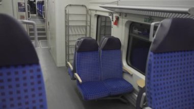Modern Alman treninin içi boş mavi ergonomik koltuklarla dolu, akşam ışıklarıyla aydınlatılmış. Pürüzsüz tasarım ve temiz koltuklar, Avrupa demiryolu seyahatinin altını çizerek Bavyera 'da barışçıl bir yolculuk sunuyor. 