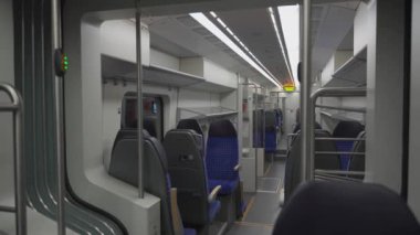 Modern Alman tren içi geniş mavi ergonomik koltuklar, temiz tasarım ve yolcu yok. Bavyera 'da sakin bir akşam gezisinde yakalandı. Etkili, samimi ve huzurlu bir yolculuk yaptı.. 