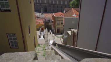 Monte dos Judeus merdivenleri Porto, Portekiz 'deki tepenin zirvesine çıkar. Escadas Monte dos Judeus, Palacio de Cristal tepesini Virtudes tepesine bağlayan yaya geçidini mekanize etti.. 