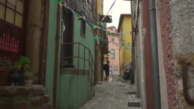 Porto, Portekiz. Porto 'daki eski sokaklar ve sokaklar. Porto 'daki antik sokaklar ve arka sokaklar. Portuguesa 'da eski bir bölge binası. Eski kasabadaki Dar Sokak. 