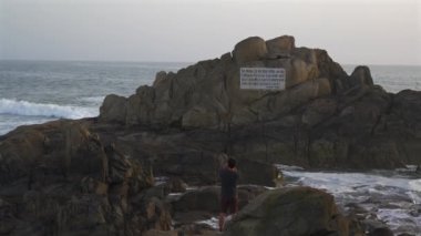 Farol da Boa Nova Portekiz, Porto 'da. Miradouro da Boa Nova. Okyanusta Capela da Boa Nova yakınlarında Oporto, Portekiz 'de gün batımında plakalı bir kaya. Hatıra mermer plaketi Antonio Nobre. 