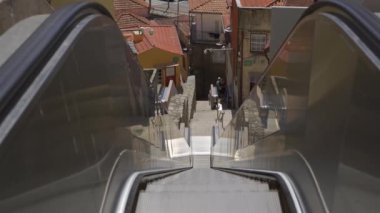 Monte dos Judeus merdivenleri Porto, Portekiz 'deki tepenin zirvesine çıkar. Escadas Monte dos Judeus, Palacio de Cristal tepesini Virtudes tepesine bağlayan yaya geçidini mekanize etti.. 