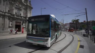 17 Ağustos 2023. Porto, Portekiz. Igreja do Carmo, Portekiz 'in Porto kentindeki Katolik mimarisi ile ünlü görülmesi gereken kiliselerden biri. Porto şehir merkezindeki Carmo ve Carmelitas kiliseleri.. 