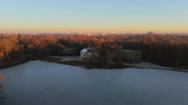 Badenburg Parkburg im Schlosspark Nymphenburg, Deutschland, Muenchen Luftaufnahme. Badenburg, Almanya 'nın Münih kentindeki Nymphenburg Palace Park' ta Badenburg Gölü 'nün güneydoğu ucunda yer almaktadır.. 