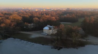 Badenburg Parkburg im Schlosspark Nymphenburg, Deutschland, Muenchen Luftaufnahme. Badenburg, Almanya 'nın Münih kentindeki Nymphenburg Palace Park' ta Badenburg Gölü 'nün güneydoğu ucunda yer almaktadır.. 