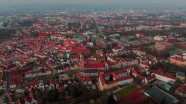 Landshut, Bayern 'deki St. Jodok Kirche' den nefes kesici Luftaufnahme. Görünüşte tarihçi Altstadt, charmante rote Dacher, gotische Architektur und ruhige Kopfsteinpflasterstrassen entlang Isar. 