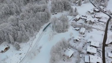 Bayerische Zugspitzbahn Luftaufnahme im Winter bei verschneitem Wetter, Deutschland, Bayern, Grainau. Garmisch Partenkirchen, Almanya 'daki çark treni kışın karlı hava manzaralı. Demiryolunu açın.. 