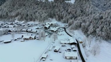 Bayerische Zugspitzbahn Luftaufnahme im Winter bei verschneitem Wetter, Deutschland, Bayern, Grainau. Garmisch Partenkirchen, Almanya 'daki çark treni kışın karlı hava manzaralı. Demiryolunu açın.. 