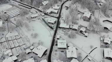 Bayerische Zugspitzbahn Luftaufnahme im Winter bei verschneitem Wetter, Deutschland, Bayern, Grainau. Garmisch Partenkirchen, Almanya 'daki çark treni kışın karlı hava manzaralı. Demiryolunu açın.. 