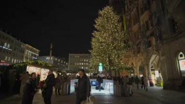 20 Aralık 2023. Münih, Almanya. Ufaklık Christkindlmarkt ben Marienplatz. Tanrı aşkına, Mark. Klassische Christkindlmarkt. Weihnachtsmarkt, Münih, Deutschland 'da. Almanya 'da Noel Fuarı. 