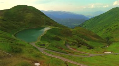 Riezler Alpsee yapay bir göl güzel bir dağ gölü Kanzelwand dağı ve Fellhorn. Gipfel Kanzelwand. Allgauer Alpen. Riezler Alpsee 'nin resimli görüntüsü, Solda Rote Asa, sağda Fellhorn 