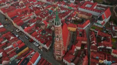 Drone görüşü St. Martins Kilisesi Landshut 'taki en önemli simgeler, Bavyera' daki ortaçağ kilisesi, Almanya hava manzarası. Landshut, Bayern 'deki St. Martin Oder Martinskirche, Alman Luftbildaufnahme 