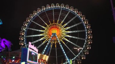 2 Ekim 2023. Almanya, Münih. Münih, Bavyera, Almanya 'da düzenlenen Ekim Festivali' nde lunaparkta gece aydınlatmalı dönme dolap. Riesenrad bei Nacht, Freizeitpark Auf Oktoberfest. 