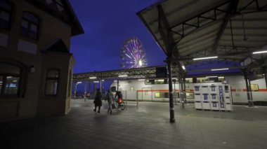 29 Aralık 2023. Warnemuende, Almanya. Bahnhof Warnemunde. Mecklenburg-Vorpommern 'deki terk edilmiş Alman tren istasyonunda kış gecesi. Boş platform, soğuk hava ve Baltık Denizi yakınlarında loş ışıklar. 