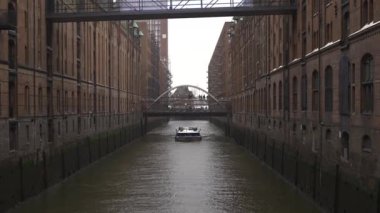 HafenCity, Hafencity, Hamburg, Deutschland. Bezirk Hamburg-Mitte Stadtteil. Hamburgs ikonik kanalları, tarihi Speicherstadt, modern HafenCity, köprüler ve şehir manzaralı su yolları. 