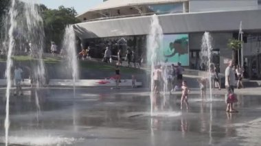 Ukrayna, Odessa, 25 Ağustos 2021. Ukrayna 'nın Odessa plajı yakınlarında yaz sıcağında havuzda oynayan ve banyo yapan mutlu çocuklar. Mutlu bir çocukluk. Çocuklar fıskiyeye su sıçratıyor.. 