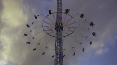 Yıldız Mekiği dünyanın en büyük taşınabilir salıncak ya da zincir atlıkarıncasını oluşturur ve etkileyici yükseklikte durur. Münih, Bavyera 'daki Oktoberfest' te popüler ilgi, festival alanlarını heyecan verici bir şekilde gezen sürücülere. 