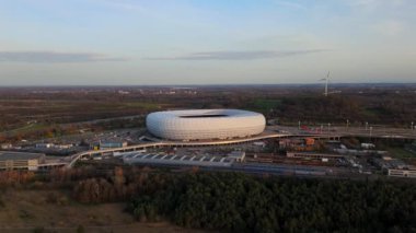Frottmaning, Muenchen, Bayern Deutschland, Luftaufnahme im Herbst bei sonnigem Wetter 'deki Allianz Arena Munchen Stadyumu. Almanya, Münih 'teki Bayern Münih Stadyumu hava manzaralı. Münih Futbol Arenası
