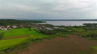 Herrschinger Moos ve Naturschutzgebiet in Gemeinden Herrsching am Ammersee und Seefeld im Landkreis Starnberg Deutschland, Bayern Luftaufnahme. Pilsensee Luftbildansicht. Ammersee bataklık hava manzarası. 