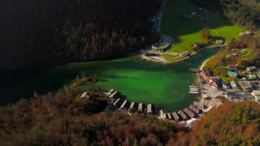 Deutschland, Bayern 'deki Luftaufnahme Schonau am Konigssee schifffahrt. Almanya, Bavyera 'daki elektrikli turist tekneleri ve rıhtımının güzel Schoenau am Koenigssee Gölü manzarası. Gezinti gemisi. 
