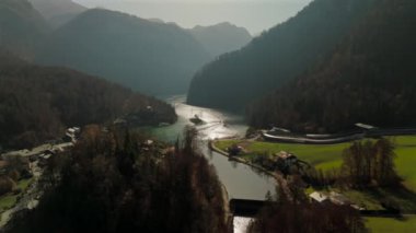 Deutschland, Bayern 'deki Luftaufnahme Schonau am Konigssee schifffahrt. Almanya, Bavyera 'daki elektrikli turist tekneleri ve rıhtımının güzel Schoenau am Koenigssee Gölü manzarası. Gezinti gemisi. 